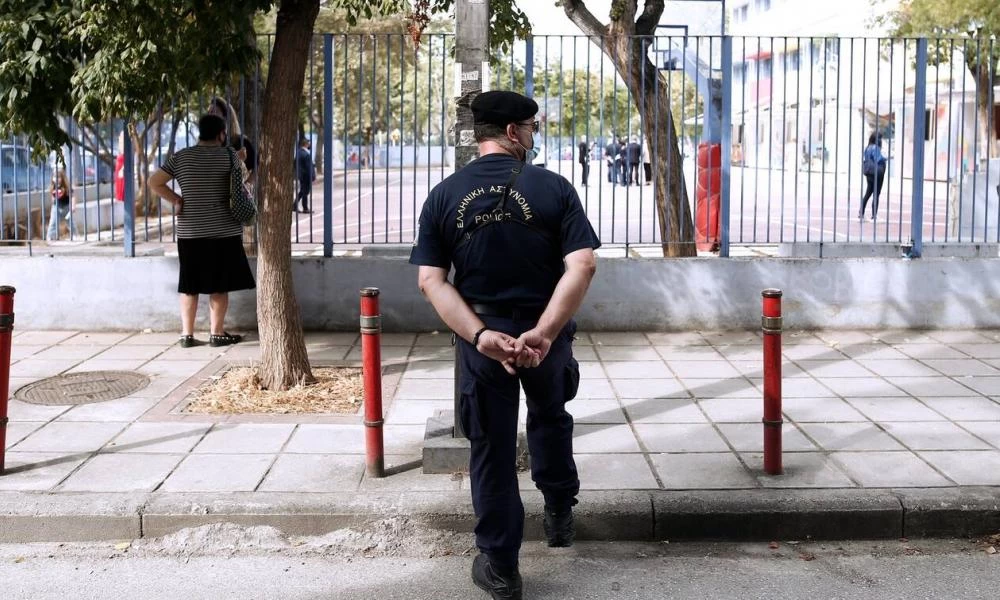 Πάτρα: Ομάδα 20 νεαρών επιτέθηκε με πέτρες σε σχολείο